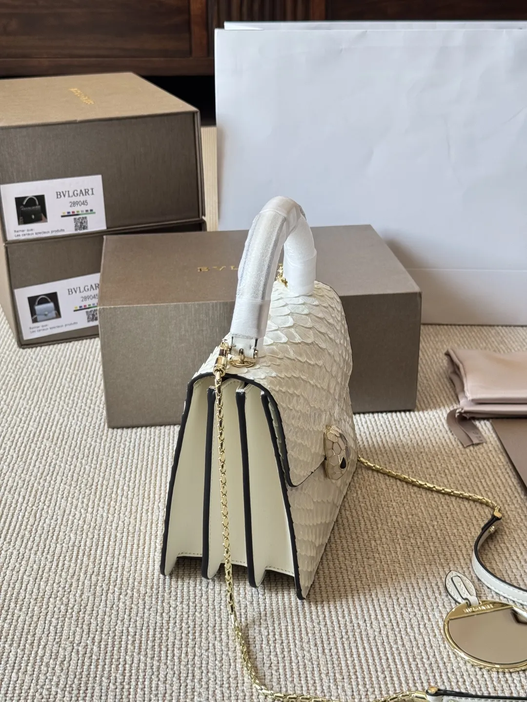 顶级原单 纯牛皮 p285 宝格丽Bvlgari 神仙合作款 Ss24限定系列 撞色新款 原版珐琅蛇头 A爆啦 原单品 Woc风琴包 内里原版隔断 [得意]可单肩可斜挎 万年不过时 专柜对版 彰显高级品味 如果女人衣柜里面没有一款宝格丽就称不上一个完美的女人❤️进口原版珐琅蛇头扣 五金扣好质感巨百搭，质量好到爆棚 版型油边超级牛[得意][得意]细节决定品质[玫瑰]尺寸：20 18cm