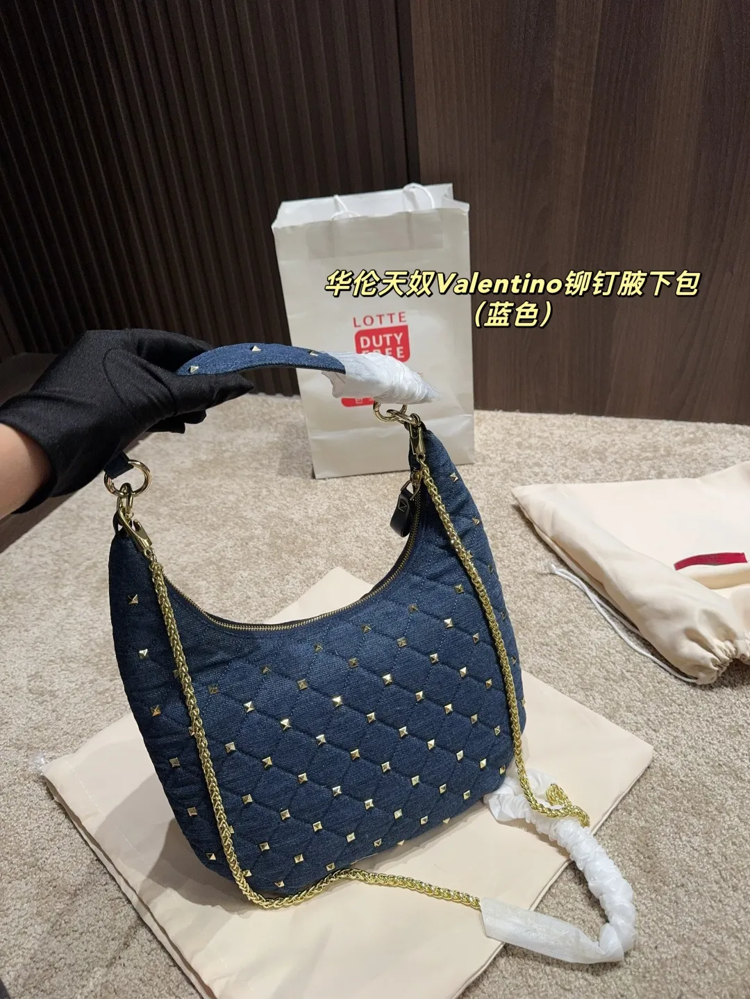 p160配折叠盒⚠️尺寸16.19 华伦天奴Valentino铆钉腋下包 超经典的华伦天奴铆钉包，永不过时的时尚单品！💖每一款都超美，经典百搭，时尚度满分～✨