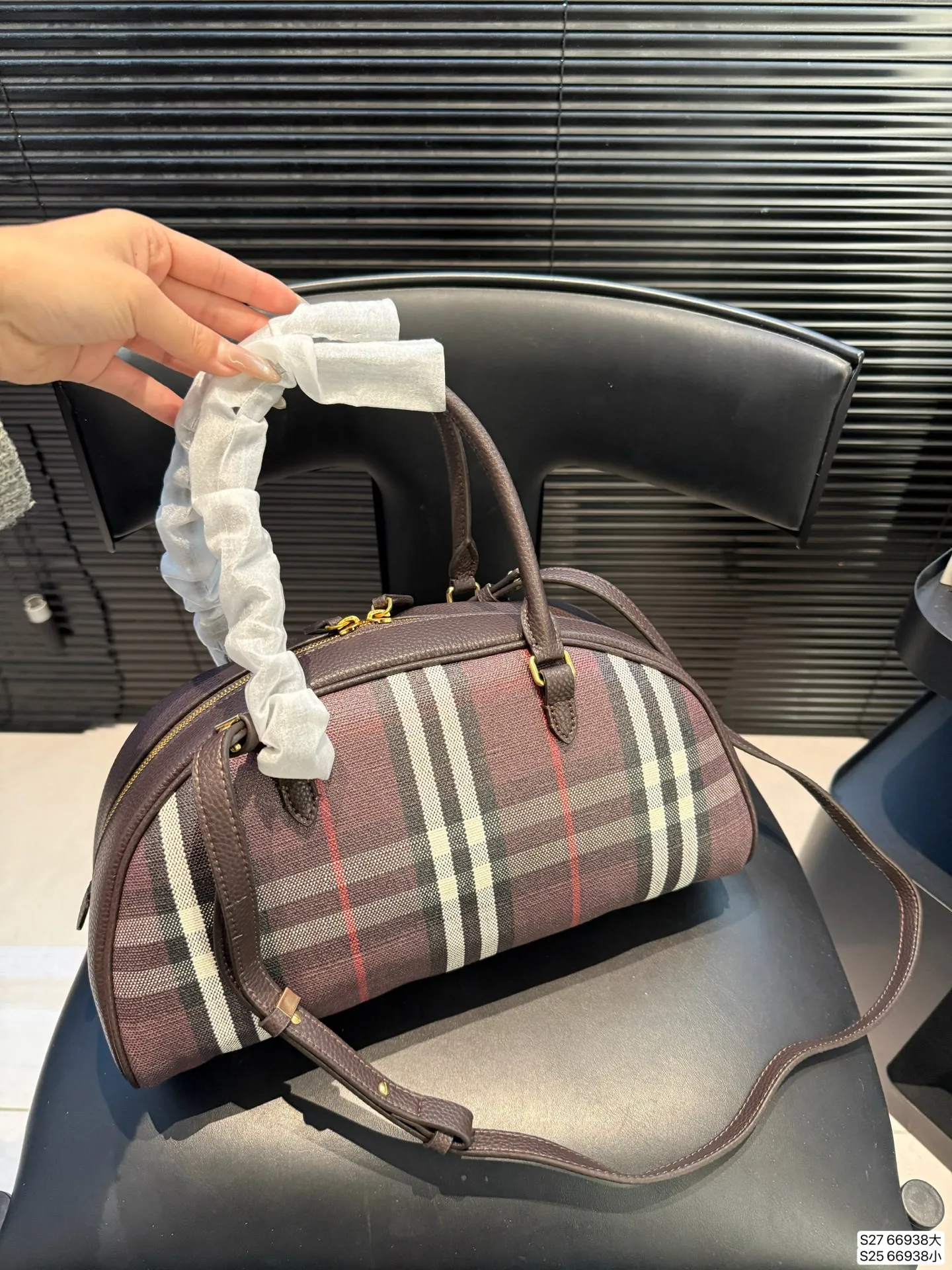 大号P185小号P175 巴宝莉一眼沦陷的复古优雅 救命！包包也太戳我心巴了吧🥰 经典的格纹元素，搭配复古的贝壳包型，真的是把优雅刻进了DNA里！ 它的容量也超棒，日常出门需要带的手机、口红、粉饼什么的，都能轻松装下。而且还有长肩带，可以手提尺寸大34 18 小19 13 货号66938