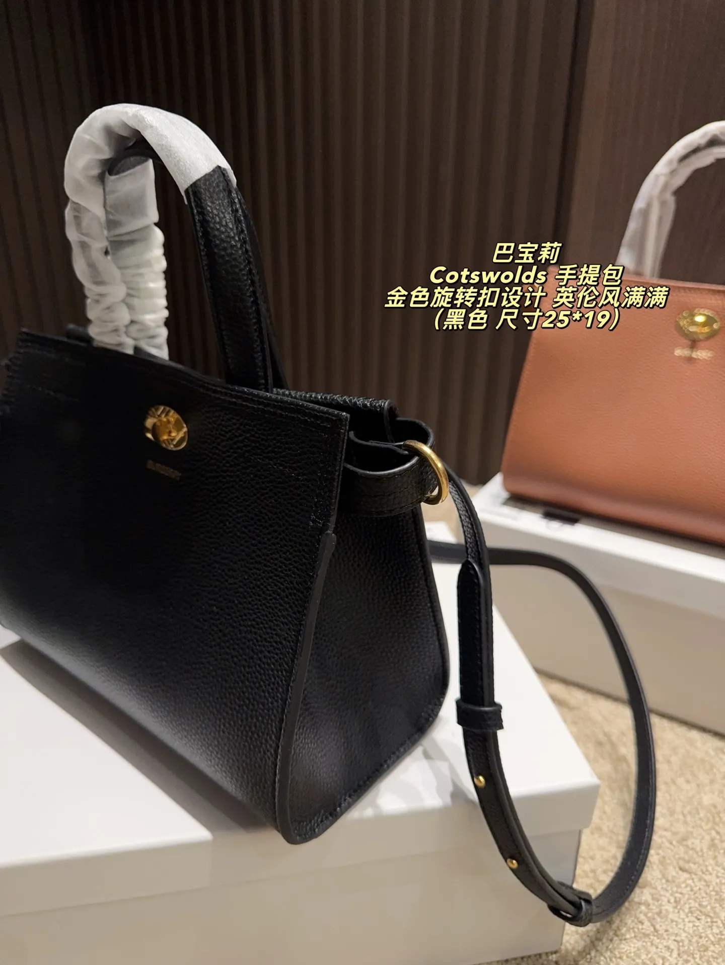 P220配盒⚠️尺寸25*19 Burberry 巴宝莉Cotswolds 手提包 采用粒面小牛皮,质感细腻耐用,低调奢华。金色旋转扣设计,英伦风满满,简约又精致。包身轻盈,容量适中,通勤或出行都很实用。内部空问合理,日常物品轻松收纳。黑色款百搭,适合多种穿搭,是实用与时尚兼具的经典之选的。