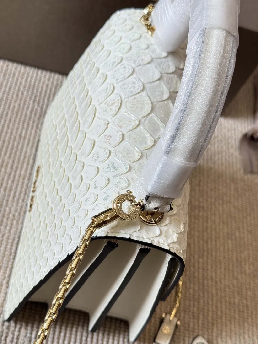 顶级原单 纯牛皮 p285 宝格丽Bvlgari 神仙合作款 Ss24限定系列 撞色新款 原版珐琅蛇头 A爆啦 原单品 Woc风琴包 内里原版隔断 [得意]可单肩可斜挎 万年不过时 专柜对版 彰显高级品味 如果女人衣柜里面没有一款宝格丽就称不上一个完美的女人❤️进口原版珐琅蛇头扣 五金扣好质感巨百搭，质量好到爆棚 版型油边超级牛[得意][得意]细节决定品质[玫瑰]尺寸：20 18cm