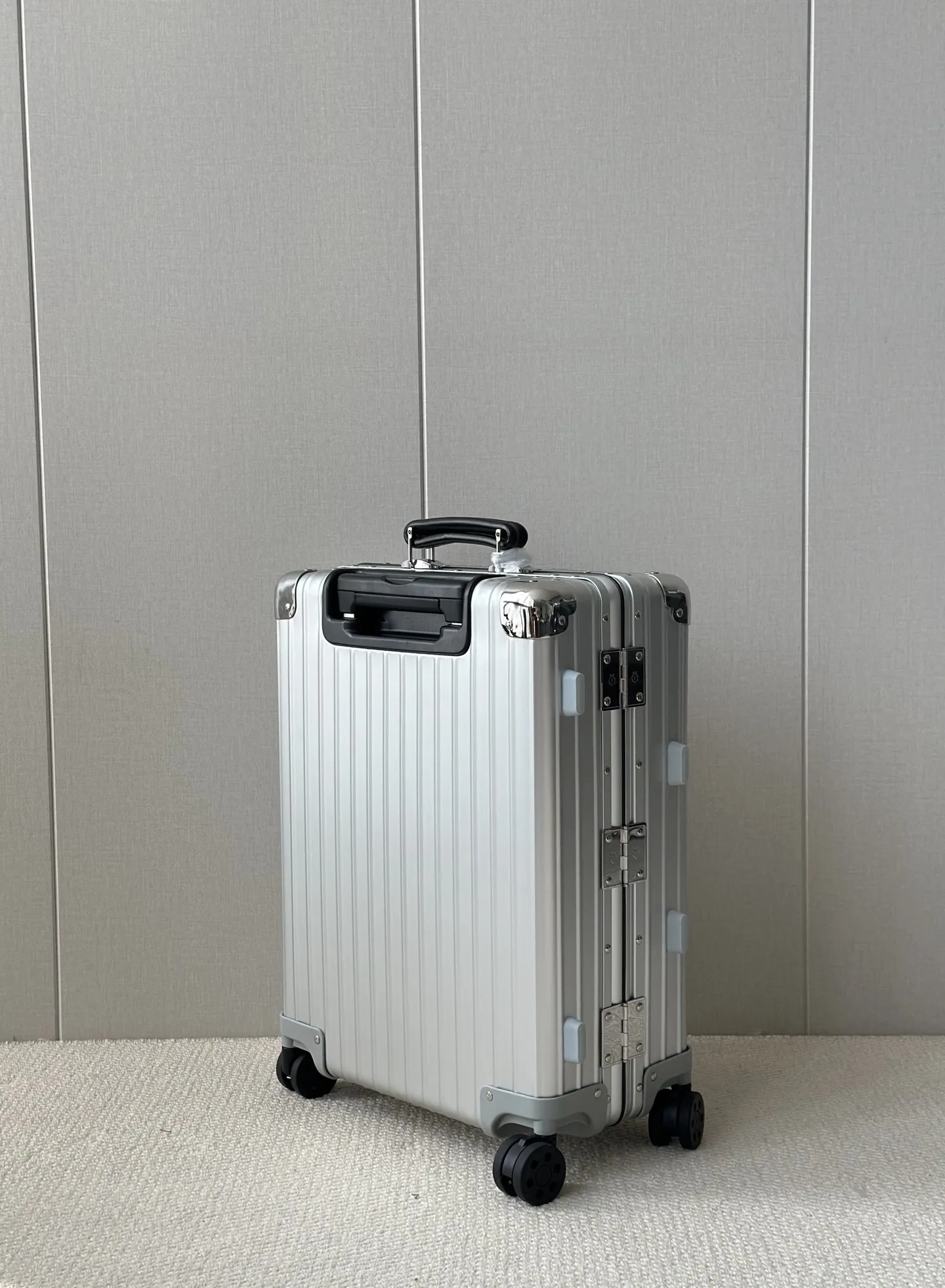 银色~assic fight 系列973复古全铝镁合金登机箱 行李箱/托运箱/旅行箱/拉杆箱/商务箱 日默瓦rimowa专柜zp新款 全新一体标logo,内里/合页/轮子统一M标志,高端的硬制氧化比阳极氧化更高级使箱体更坚硬,50度橡胶轮胎使万向轮更加静音,不锈钢钉日晒雨淋不会生锈,镜面感Tsa国际海关锁通网国际畅通无阻! 尺寸:20寸55×20×40