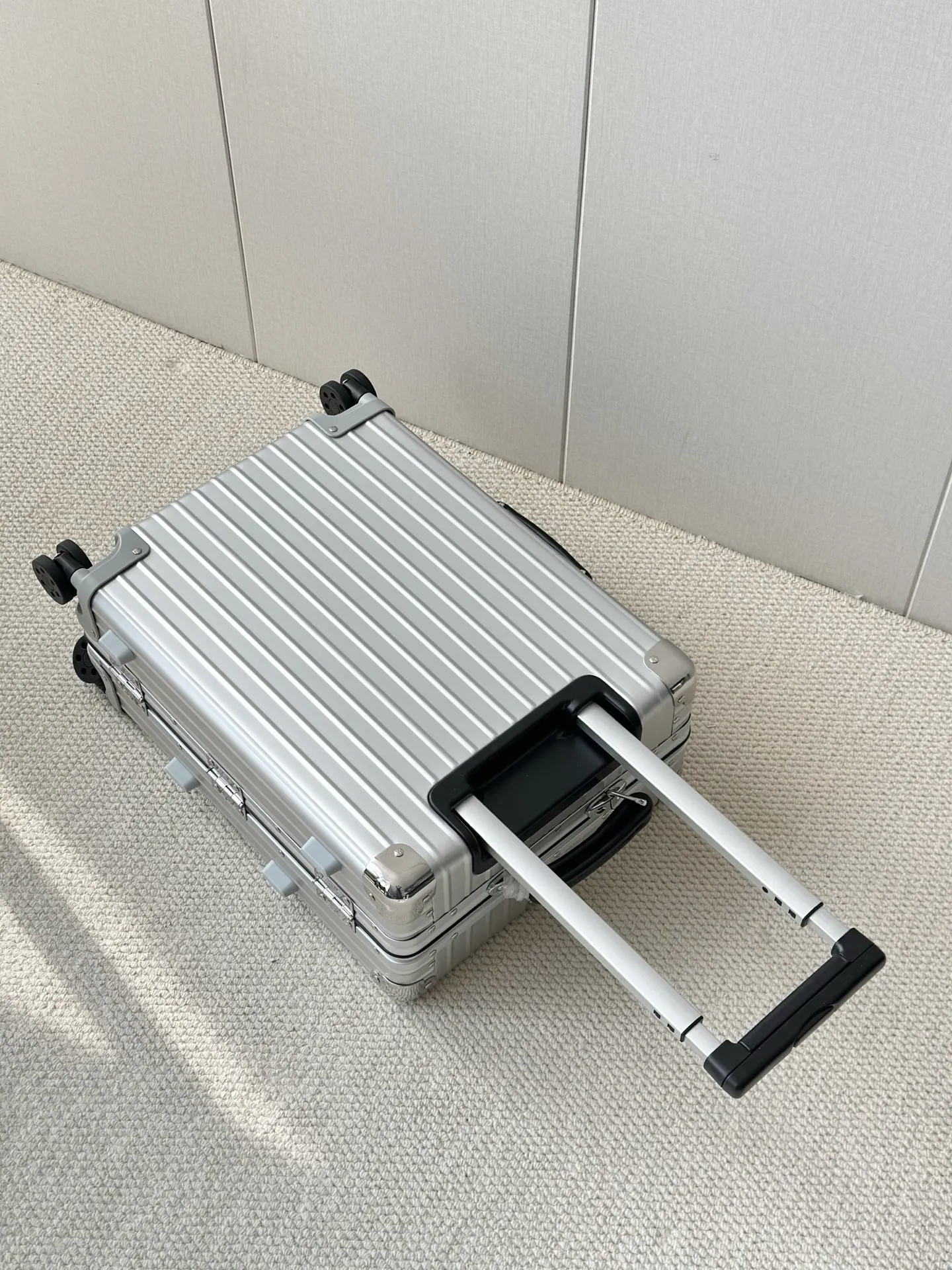 银色~assic fight 系列973复古全铝镁合金登机箱 行李箱/托运箱/旅行箱/拉杆箱/商务箱 日默瓦rimowa专柜zp新款 全新一体标logo,内里/合页/轮子统一M标志,高端的硬制氧化比阳极氧化更高级使箱体更坚硬,50度橡胶轮胎使万向轮更加静音,不锈钢钉日晒雨淋不会生锈,镜面感Tsa国际海关锁通网国际畅通无阻! 尺寸:20寸55×20×40