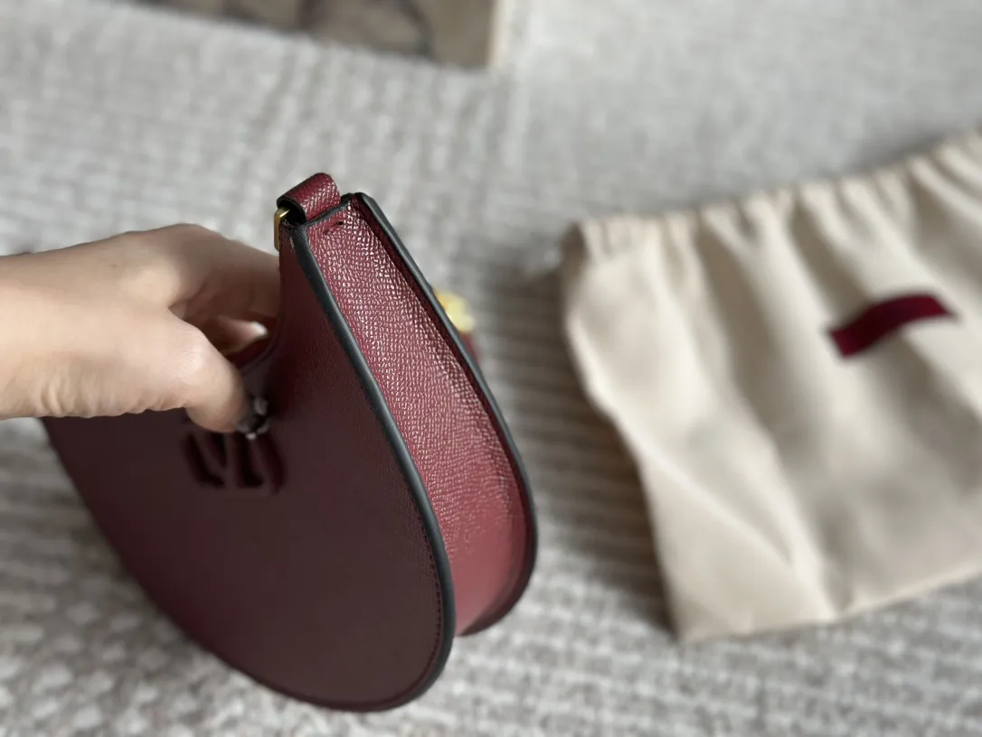 P175 折叠礼盒 Valentino 华伦天奴Loco 绝美仙女必备 也太好看了叭 手提单肩包 解锁时尚魅力 可盐可甜 整条街最靓的女孩 尺寸 20 13cm