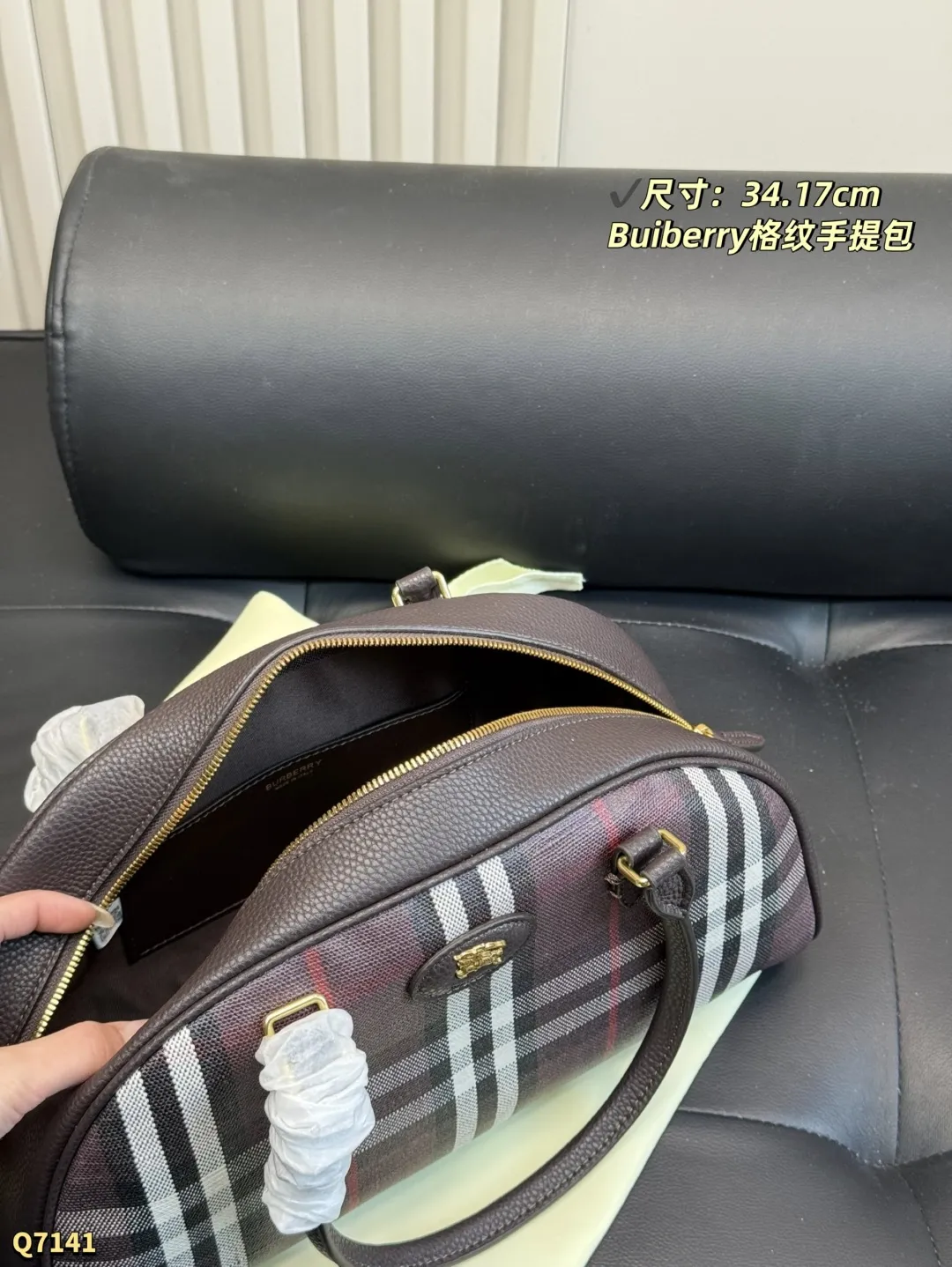 💰180 配折叠盒 尺寸:34.17cm Burberry Highlands保龄球包,经典格纹设计,棉麻混纺+小牛皮饰边,英伦风满满。包身有骑士印章,灵感来自1980年代典藏图案。配可拆卸肩带,手提斜挎都OK!涂层工艺提升耐用性,日常通勤或休闲出行都超适合,实用又时髦凸。