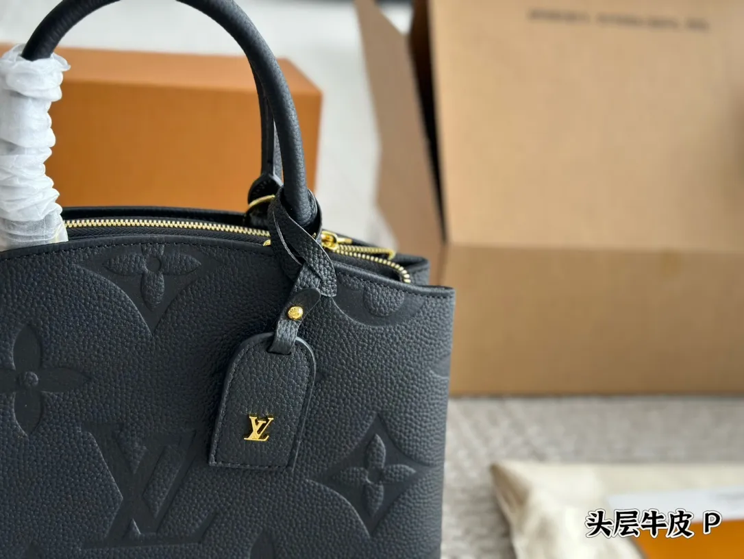 p220 全套包装🎁 这款是2021年的新款但是是经典老花,是国庆才上 新的款式。Petit Palais Tote包取材Monogram帆布,搭配天然皮革。行李牌的挂锁精致我觉得很可爱。可以手提也可以斜挎单肩,比较实用。29cm 折叠礼盒🎁