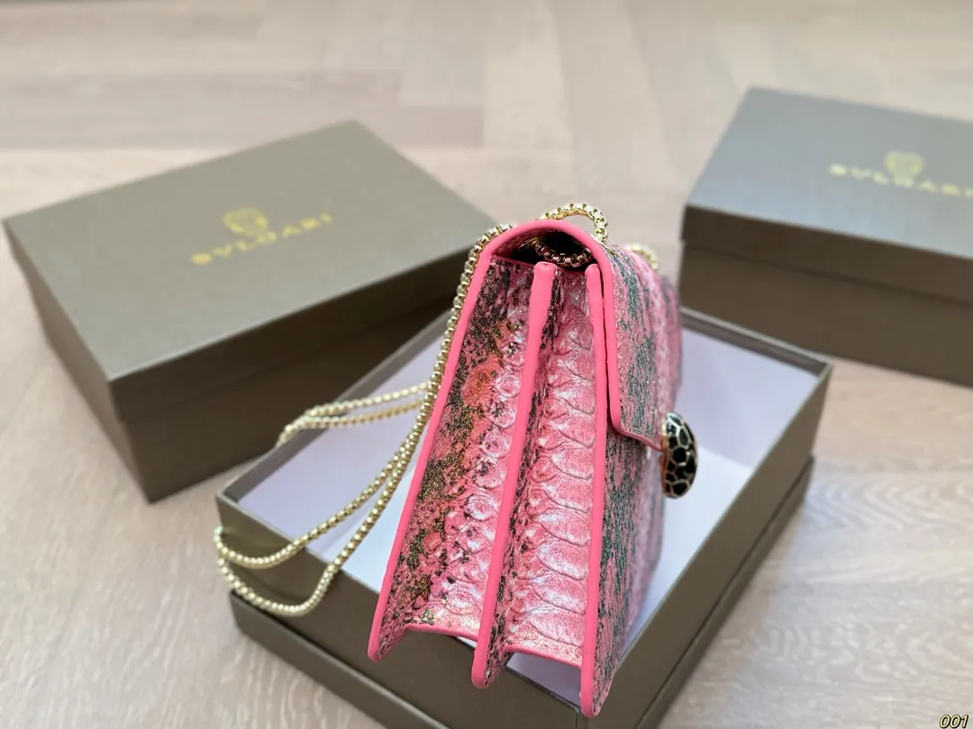 &yen;140配盒 宝格丽 Bvlgari蛇头包 ⚠️顶级原单 不愧是开挂般的存在 包身轻便 百搭 给予满满的高级感 尺寸25 17