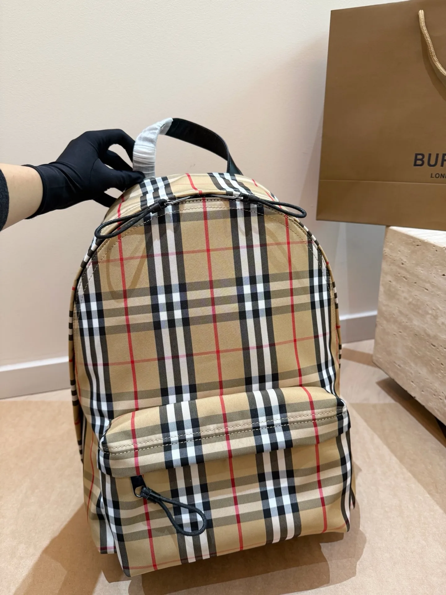 P150 每一季Bur*总要做一件爆款来提升知名度,顺便带动整个品牌的销量。今年春季,这个爆款非“The Rucksack军旅背包”莫属。巴宝莉双肩包🎒这款背包以标志性Burberry Trench风衣的独创面料作为灵感来源,采用与棉质嘎巴甸同为密织结构的柔韧尼龙材质制成。尺寸:28*37