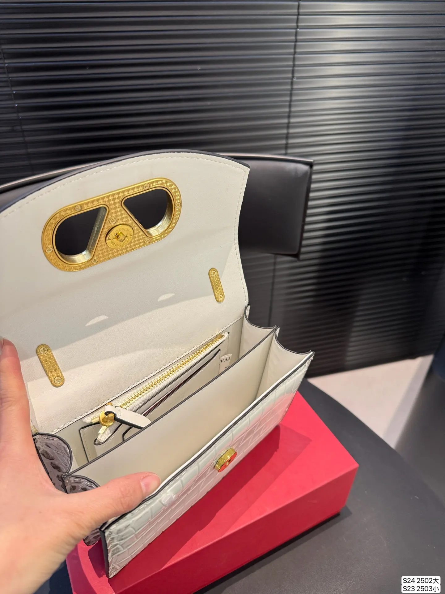 大号P170 小号P165 配折叠盒子 华伦天奴链条包Valentino SS25 Vain系列链条包打造简约复古风尚光面牛皮革触感高级金属吸扣开合方式 珠宝盒般使用感受#华伦天奴valentino #复古 # 尺寸：大号24 15 小号19 12 货号大2502 小2503