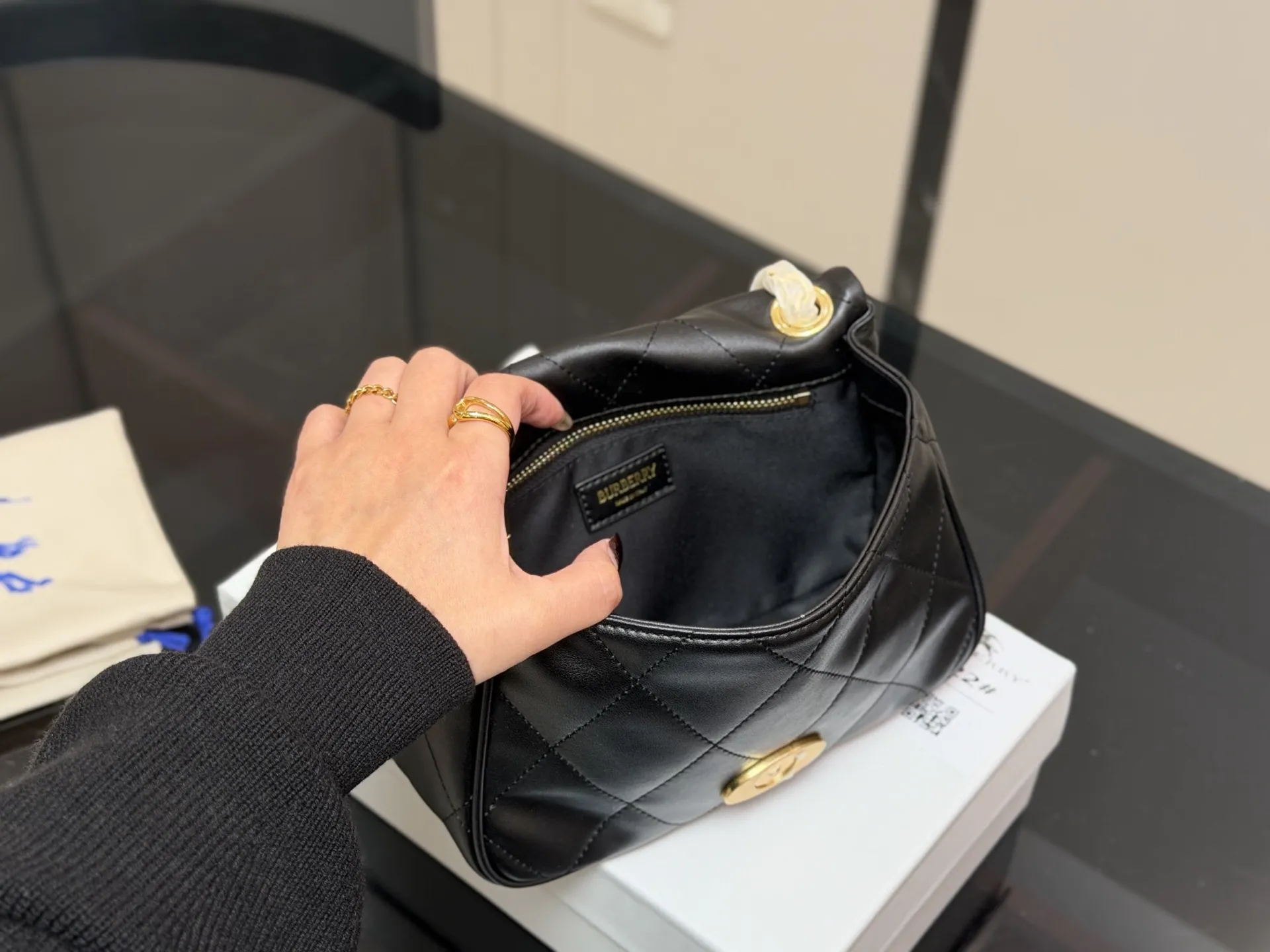 &yen;190 配盒 size：23*17cm 巴宝莉Lola 新品链条包 皮质加上珩缝工艺 写满了高级！ 和我的基础款怎么搭都好看！