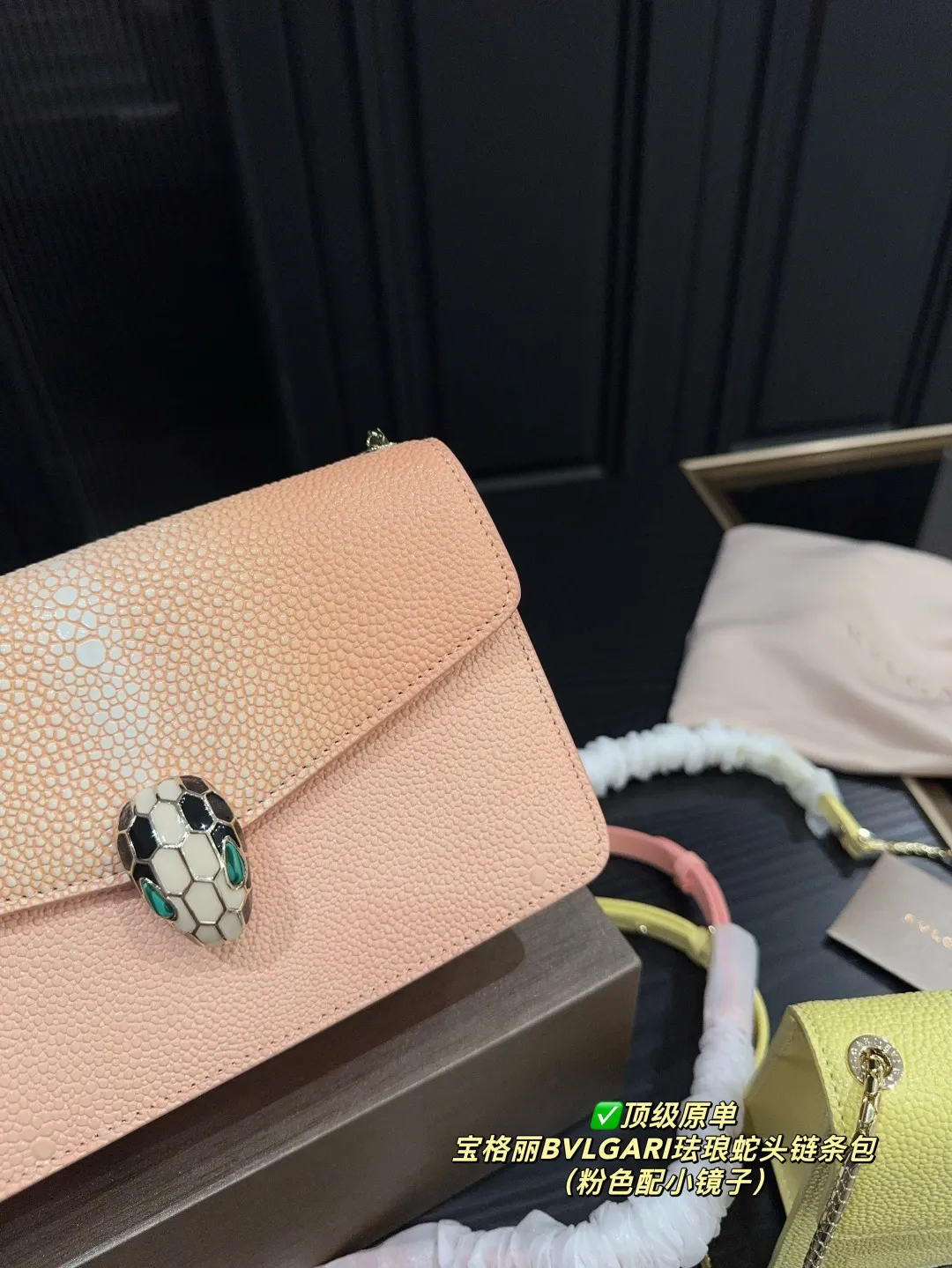 ✅顶级原单P205配折叠盒⚠️尺寸22.14 宝格丽BVLGARI珐琅蛇头链条包 🧜🏻&zwj;♀️珍珠鱼皮也是 BVLGARI 包包的标志性皮质，皮质表面像一颗颗细密的珍珠⭐️，还带有点珠光闪烁💡的视觉效果，细节部分也是做的精致，色泽鲜亮。🙌🏻 这个颜色一年四季都可以背！因为是稀有珍珠鱼皮，所以特别闪！🌟