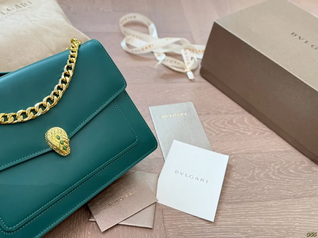 ¥210飞机盒 宝格丽 Bvlgari蛇头包 ⚠️顶级原单 不愧是开挂般的存在 包身轻便 百搭 给予满满的高级感 尺寸25 17