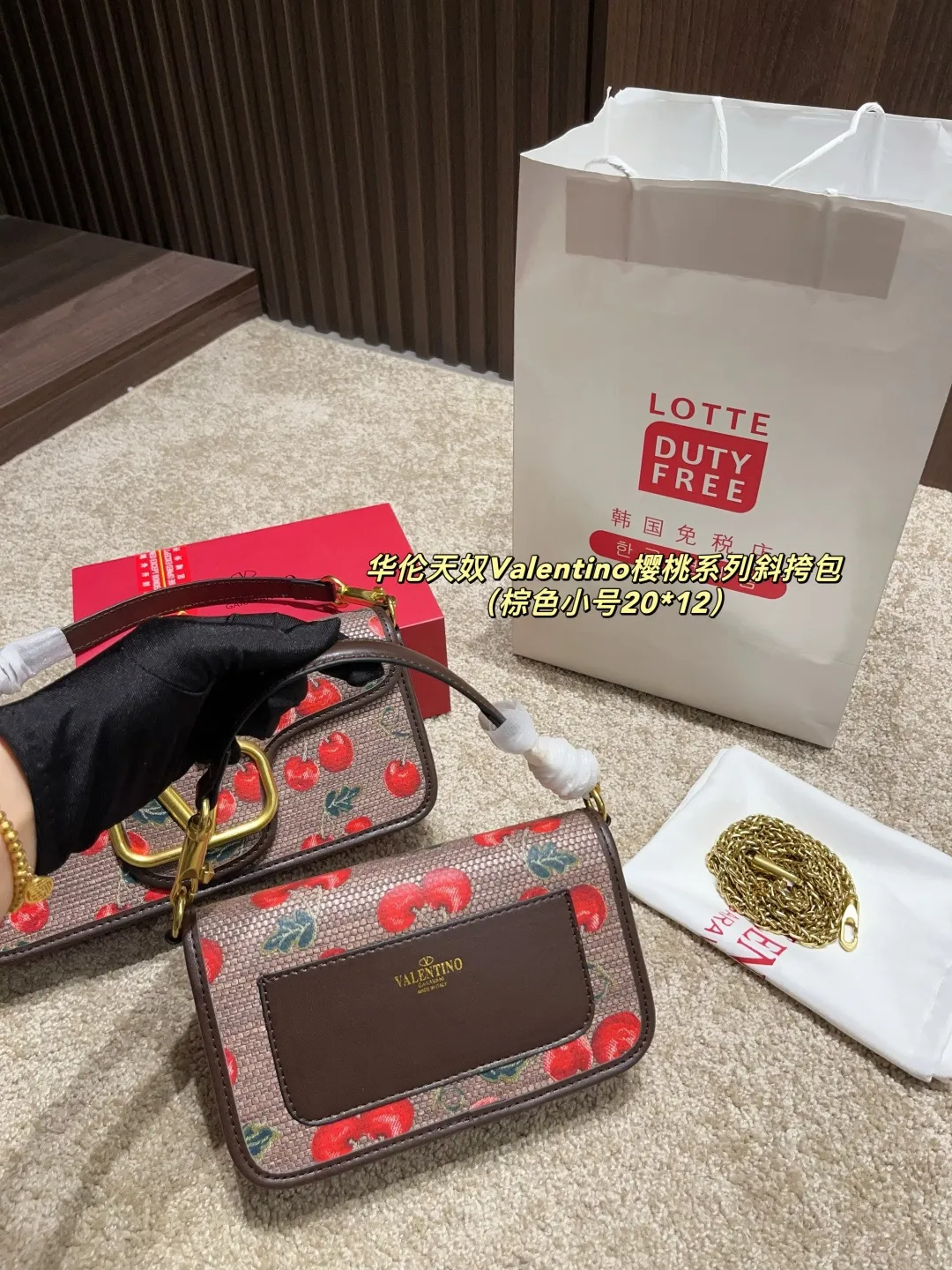 大号p175配盒⚠️尺寸26.12 小号p170配盒⚠️尺寸20.12 华伦天奴Valentino樱桃系列斜挎包 春夏系列 ，丰富的色彩、复杂的图案和多层次的材质，打造出强烈的视觉冲击，Freen轻松驾驭，优雅又性感~传递出春夏季节的浪漫与活力，为品牌注入新的活力！