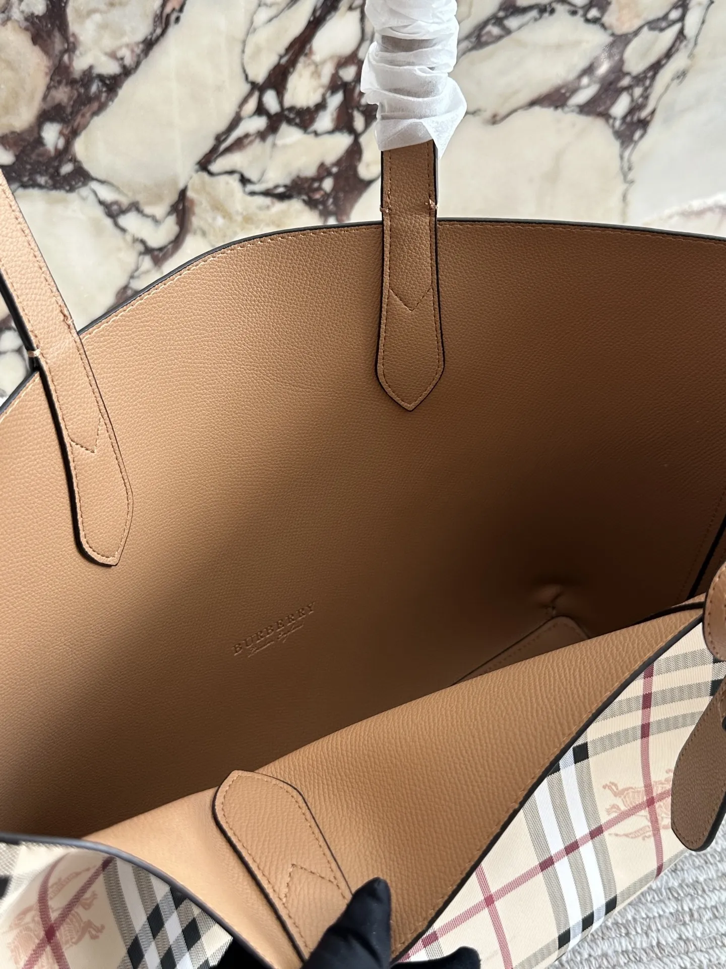 p150 Burberry巴宝莉经典款双面托特包 Burberry巴宝莉双面tote托特包，最喜欢的托特包~ 经典格纹和黑色两面都可以使用，上 身给人简约利落的感觉 一年四季都能背，百搭又耐看，最主要是非常实用~ 容量超大，短途旅行、上 班上学用来放书或者资料都OK台还可以用来当妈咪包哦 自己配个内胆东西就可以归类，方便拿东西还安全! 35cm无盒