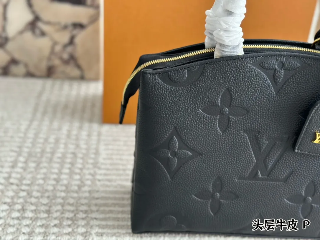 p220 全套包装🎁 这款是2021年的新款但是是经典老花,是国庆才上 新的款式。Petit Palais Tote包取材Monogram帆布,搭配天然皮革。行李牌的挂锁精致我觉得很可爱。可以手提也可以斜挎单肩,比较实用。29cm 折叠礼盒🎁