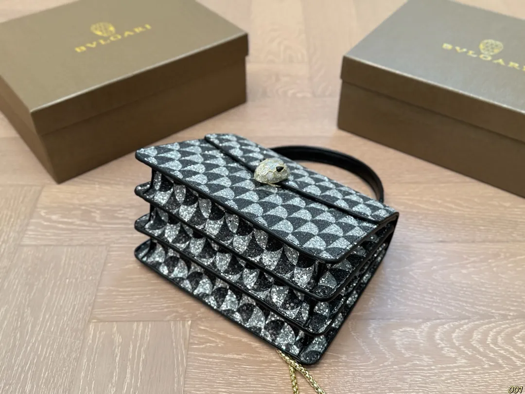 &yen;155配盒 宝格丽 Bvlgari蛇头包 ⚠️顶级原单 不愧是开挂般的存在 包身轻便 百搭 给予满满的高级感 尺寸21 15