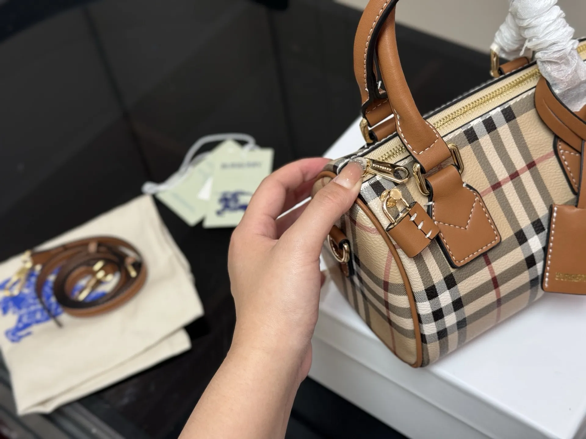 ¥160 配盒 size:20.13cm 巴宝莉|敲可爱的枕头包~ 多配色、手提斜挎随心搭配~