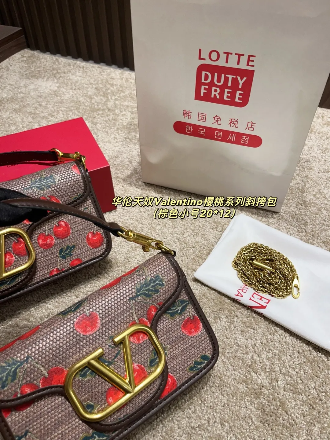 大号p175配盒⚠️尺寸26.12 小号p170配盒⚠️尺寸20.12 华伦天奴Valentino樱桃系列斜挎包 春夏系列 ,丰富的色彩、复杂的图案和多层次的材质,打造出强烈的视觉冲击,Freen轻松驾驭,优雅又性感~传递出春夏季节的浪漫与活力,为品牌注入新的活力!