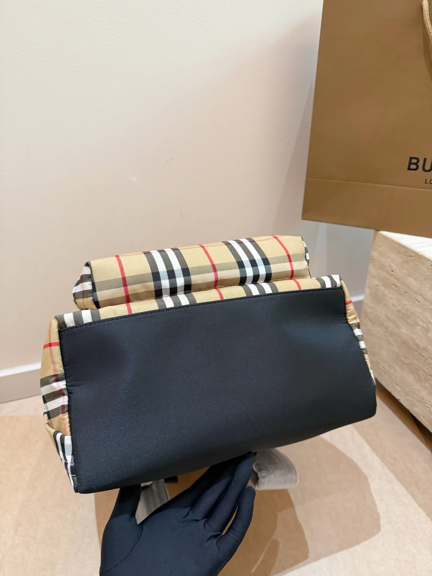 P150 每一季Bur*总要做一件爆款来提升知名度,顺便带动整个品牌的销量。今年春季,这个爆款非“The Rucksack军旅背包”莫属。巴宝莉双肩包🎒这款背包以标志性Burberry Trench风衣的独创面料作为灵感来源,采用与棉质嘎巴甸同为密织结构的柔韧尼龙材质制成。尺寸:28*37