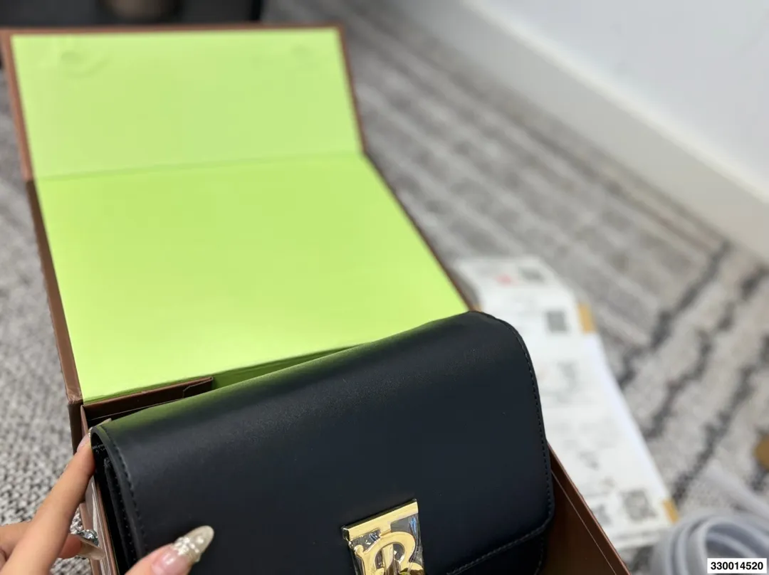 p170 配礼盒 Burberry巴宝莉TB金扣豆腐包 白色超美太适合春夏了 尺寸22.15