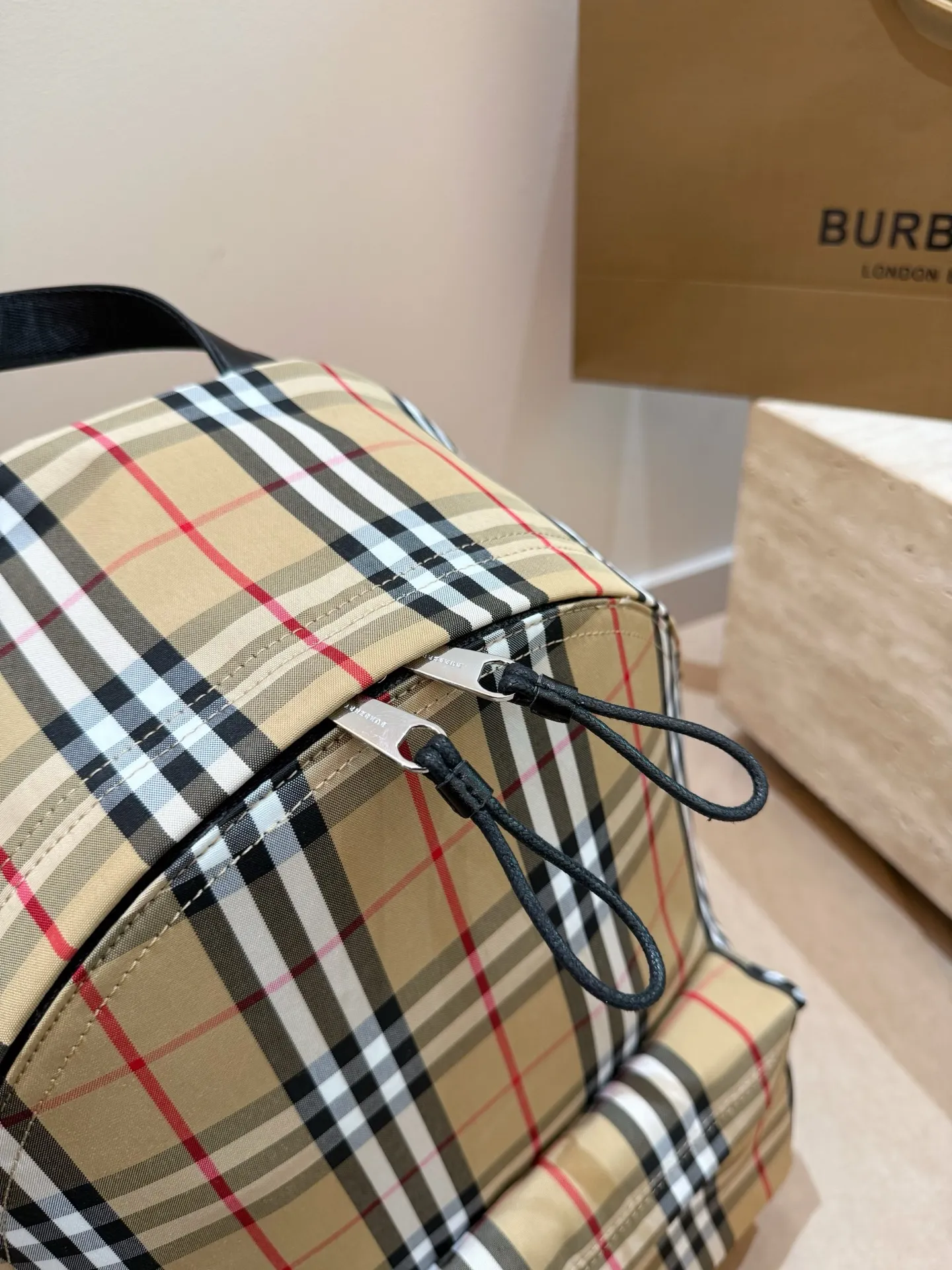 P150 每一季Bur*总要做一件爆款来提升知名度,顺便带动整个品牌的销量。今年春季,这个爆款非“The Rucksack军旅背包”莫属。巴宝莉双肩包🎒这款背包以标志性Burberry Trench风衣的独创面料作为灵感来源,采用与棉质嘎巴甸同为密织结构的柔韧尼龙材质制成。尺寸:28*37