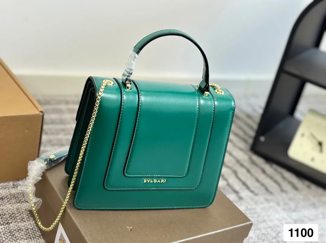 P135 礼盒🎁 宝格丽Bvlgari 神仙合作款 Ss24限定系列 撞色新款 原版珐琅蛇头 A爆啦 原单品 Woc风琴包 内里原版隔断 [得意]可单肩可斜挎 万年不过时 专柜对版 彰显高级品味 如果女人衣柜里面没有一款宝格丽就称不上一个完美的女人❤️进口原版珐琅蛇头扣 五金扣好质感巨百搭，质量好到爆棚 版型油边超级牛[得意][得意]细节决定品质[玫瑰]尺寸：23 18cm