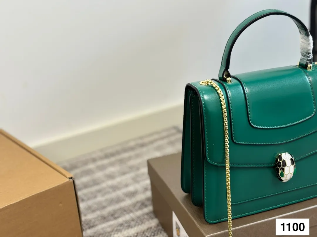 P135 礼盒🎁 宝格丽Bvlgari 神仙合作款 Ss24限定系列 撞色新款 原版珐琅蛇头 A爆啦 原单品 Woc风琴包 内里原版隔断 [得意]可单肩可斜挎 万年不过时 专柜对版 彰显高级品味 如果女人衣柜里面没有一款宝格丽就称不上一个完美的女人❤️进口原版珐琅蛇头扣 五金扣好质感巨百搭，质量好到爆棚 版型油边超级牛[得意][得意]细节决定品质[玫瑰]尺寸：23 18cm