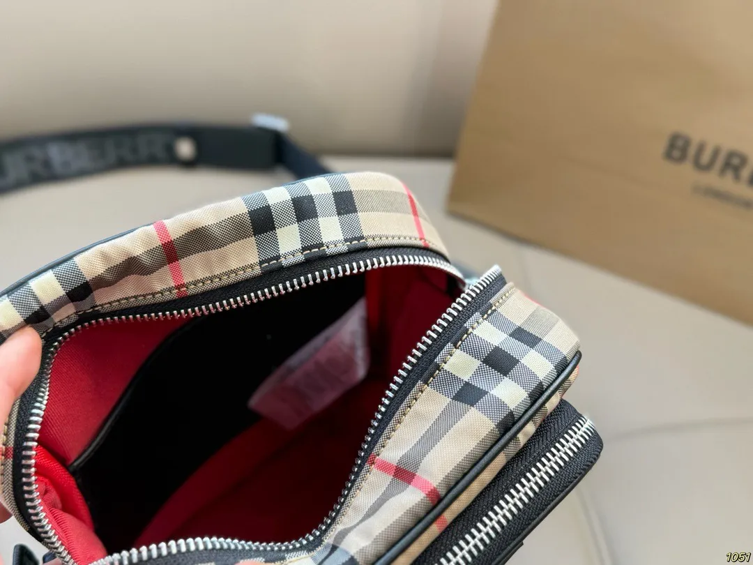 ¥130 Burberry 巴宝莉相机包 男女都可以背的款式 自己背腻了还可以给男朋友 超喜欢随性帅气的包包 尺寸17 22