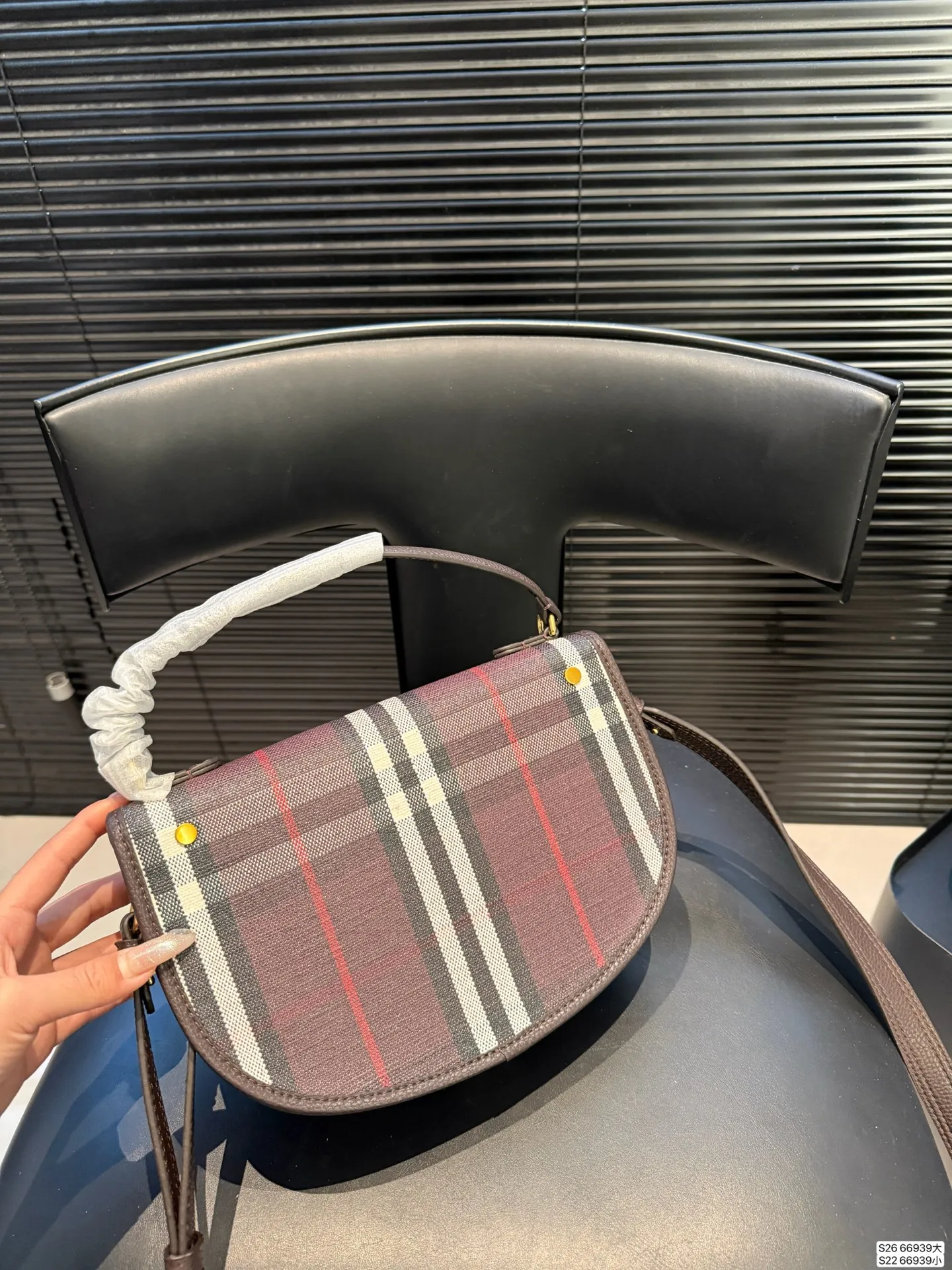 大号P180 小号P160 当经典格纹,邂逅浓郁秋色 复古⻛格的摩登面貌 🟣 复古格纹永不过时 高级感穿搭公式,一件Burberry就够了。 尺寸大24 19 小18 13 货号66939