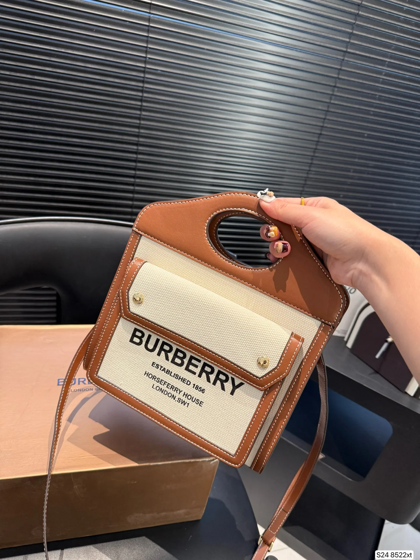 P170 配折叠盒 这款包包算是Burberry家的爆款啦‼️白棕双拼，满满的复古文艺风，又有一种优雅的高级感，更是时尚达人明星街拍的常客了～ 尺寸23 22 货号8522