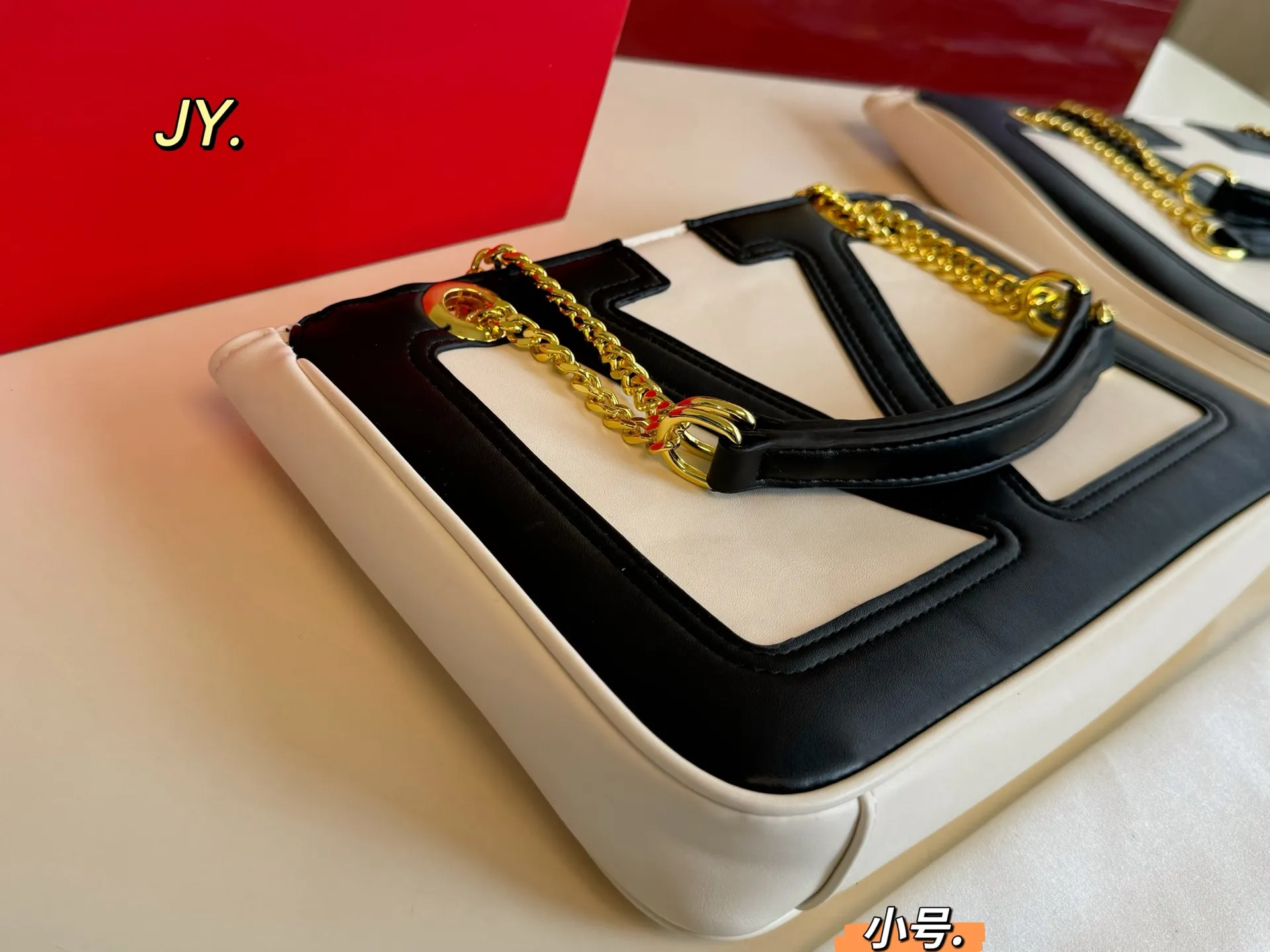 P135大号 P125小号(折叠盒) size:37×26大号 27×18小号 Valentino华伦天奴25 viva supestar 链条腋下包 醒目大logo,辨识度超高 吸睛有质感 高级感溢出来啦 这颜值上身很百搭的呦‼️