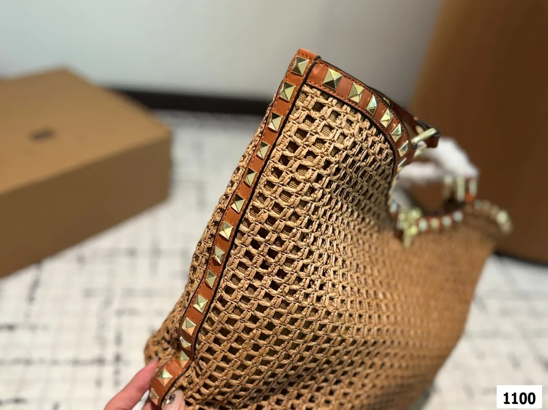 P190 Valentino 华伦天奴编织包24春夏浓浓的度假风，却也适合日常觉得这样的包包得有一个，毕竟，海浪、沙滩，没人想拒绝# 尺寸：31 29