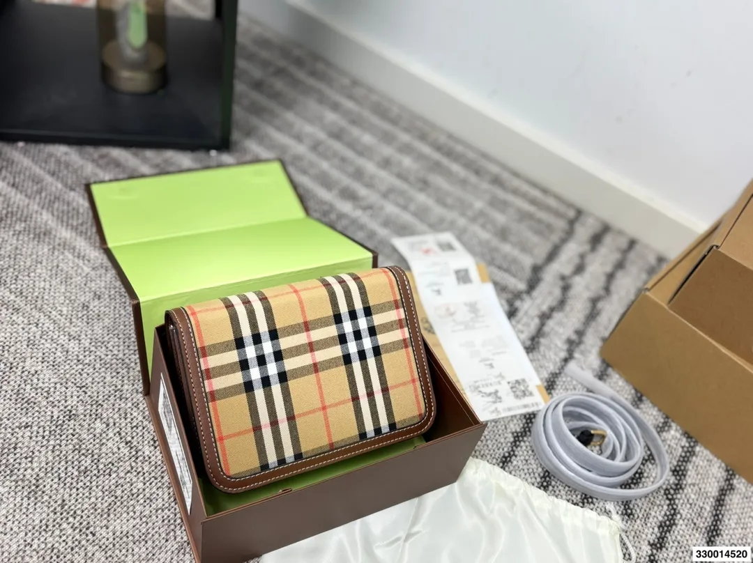 p170 配礼盒 Burberry巴宝莉TB金扣豆腐包 白色超美太适合春夏了 尺寸22.15