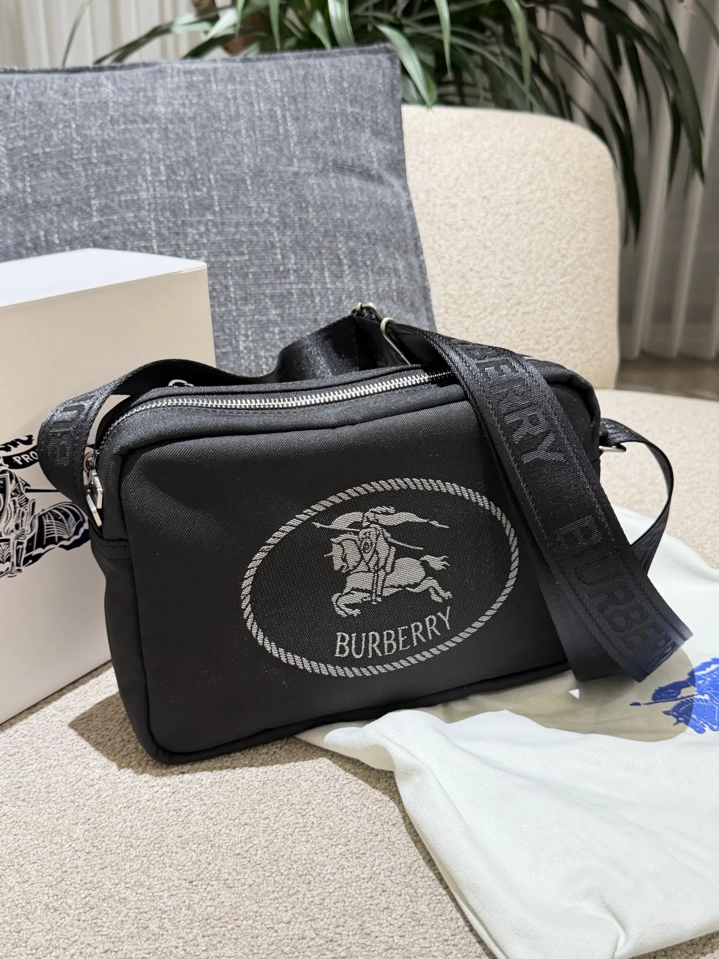 p160 巴宝莉男包秋冬季轻便穿搭 巴宝莉 斜背包,装饰与内衬配色呼应的精纺崁纱骑士印章,以反光纱线打造,源自 1980 年代品牌包款的典藏图案。肩背带点缀同色系 Bur字母徽标,可调节缔造肩背或斜挎造型。 尺寸:26.5 x 9 x 18cm配盒子