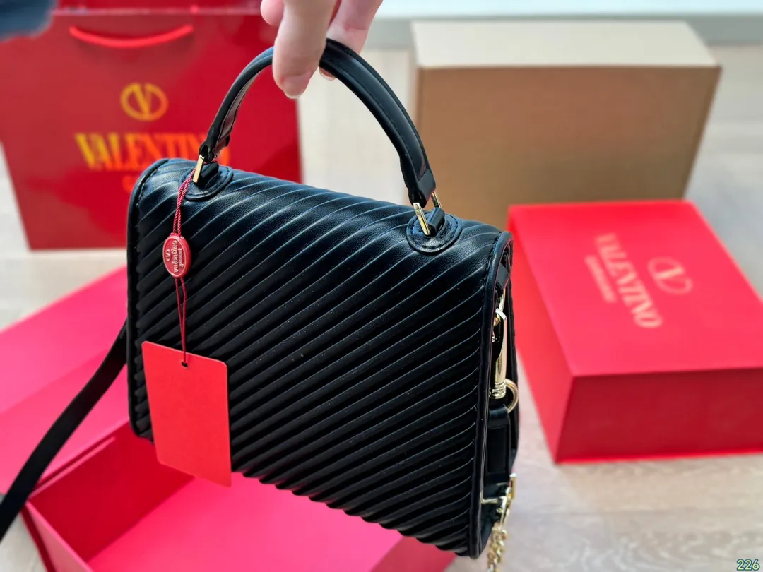 &yen;170折叠盒 华伦天奴Valentino手提包 简约的包身廓形解锁时尚魅力 可盐可甜 让你成为整条街最靓的女孩 很百搭哦 yyds 尺寸：21 16