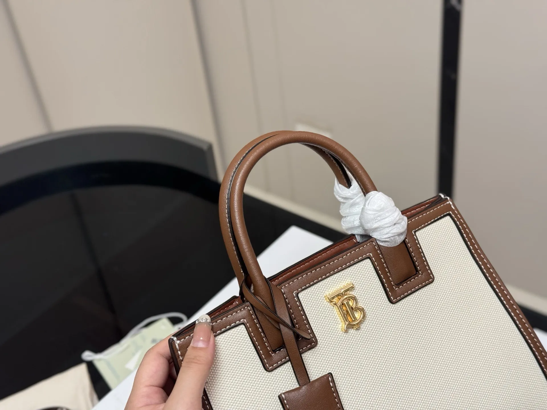 ¥195 配盒 牛皮 size:27*21cm 巴宝莉 Frances 帆布拼皮 非常Chic! 自带vintage气质! BurberryFrances包美是一种态度,我们要活成最好的样子!