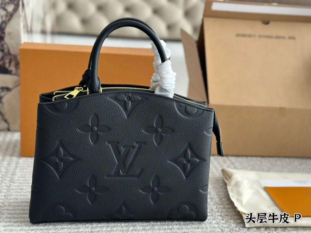 p220 全套包装🎁 这款是2021年的新款但是是经典老花,是国庆才上 新的款式。Petit Palais Tote包取材Monogram帆布,搭配天然皮革。行李牌的挂锁精致我觉得很可爱。可以手提也可以斜挎单肩,比较实用。29cm 折叠礼盒🎁