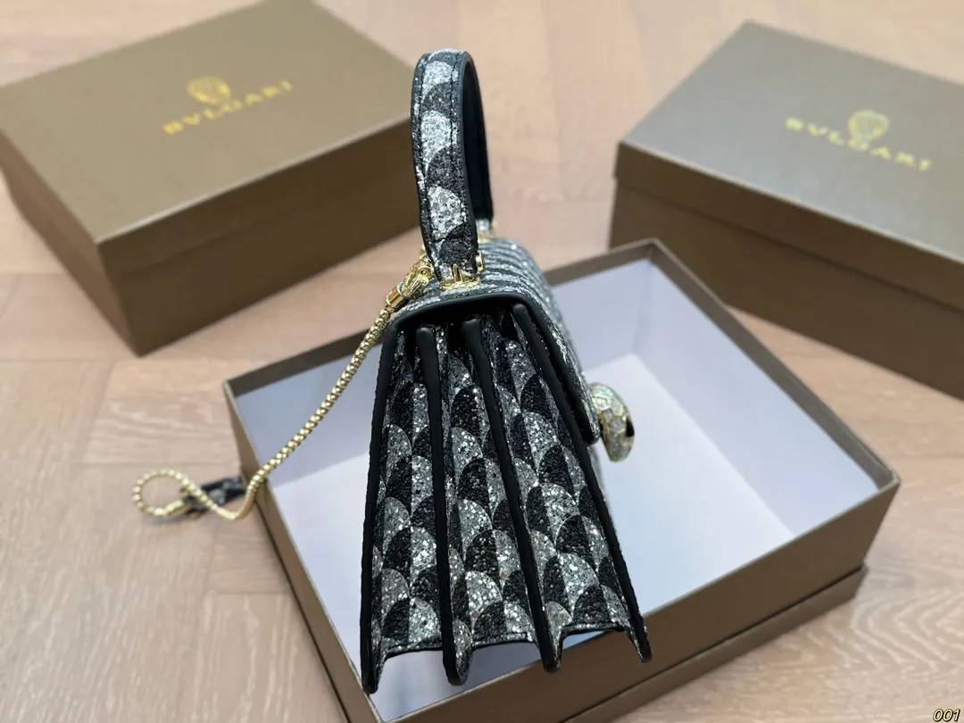 ¥155配盒 宝格丽 Bvlgari蛇头包 ⚠️顶级原单 不愧是开挂般的存在 包身轻便 百搭 给予满满的高级感 尺寸21 15