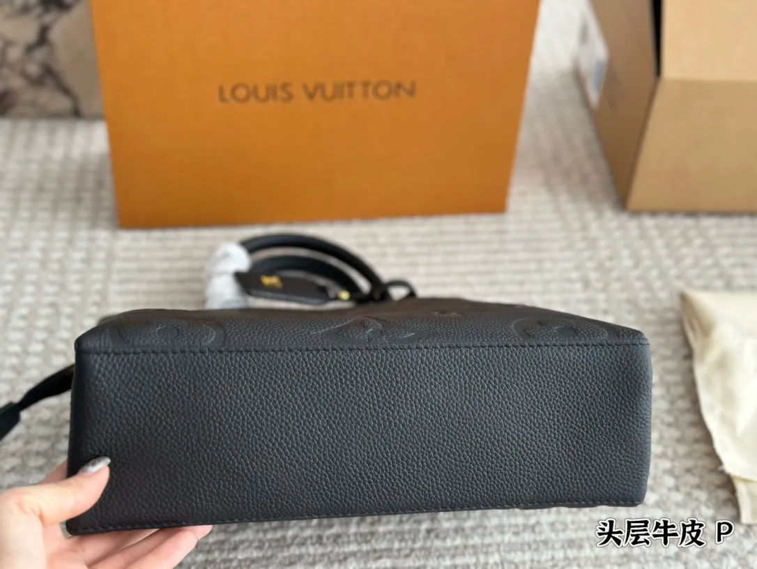 p220 全套包装🎁 这款是2021年的新款但是是经典老花,是国庆才上 新的款式。Petit Palais Tote包取材Monogram帆布,搭配天然皮革。行李牌的挂锁精致我觉得很可爱。可以手提也可以斜挎单肩,比较实用。29cm 折叠礼盒🎁