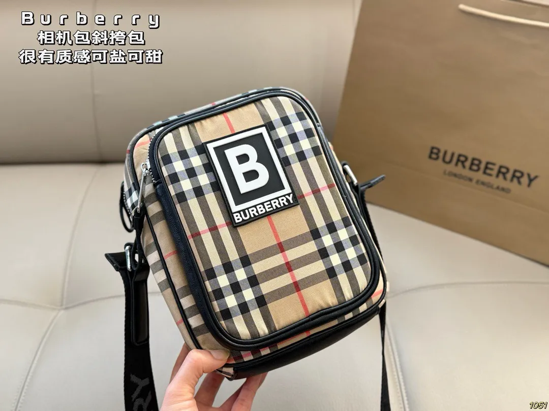 &yen;130 Burberry 巴宝莉相机包 男女都可以背的款式 自己背腻了还可以给男朋友 超喜欢随性帅气的包包 尺寸17 22