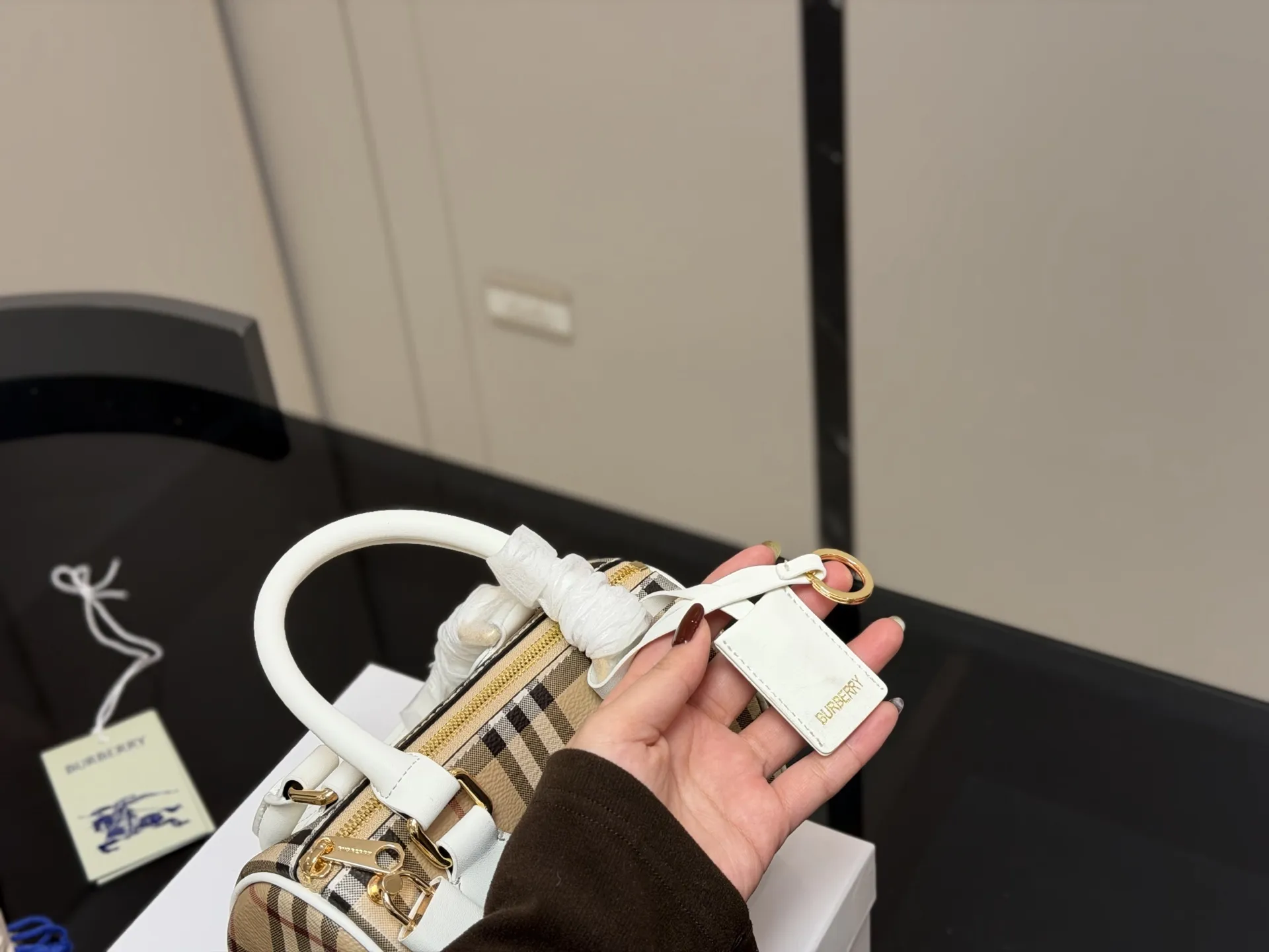 ¥160 配盒 size:20.13cm 巴宝莉|敲可爱的枕头包~ 多配色、手提斜挎随心搭配~