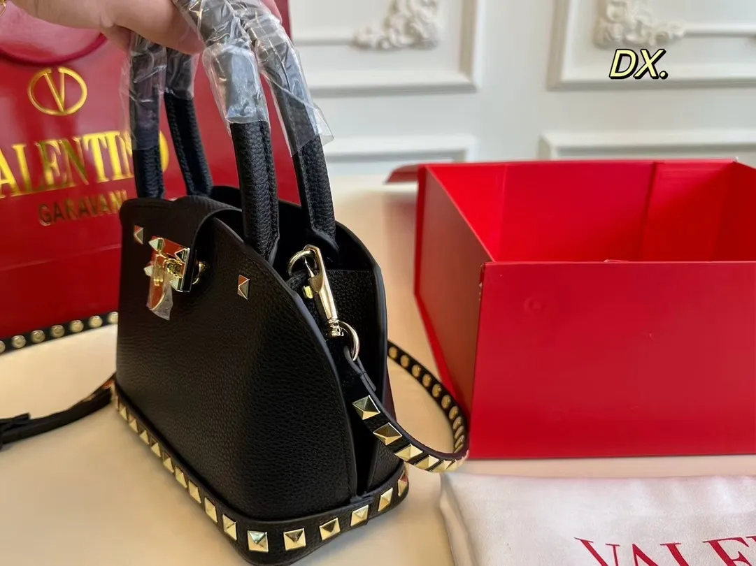 P180(折叠盒) size:21×16 VALENTINO 华伦天奴铆钉贝壳包❤️ 经典贝壳包型配有铆钉点缀✔️好 时尚的同时兼具实用手提功能! 底部铆钉装饰太高级了 细节感满🈵️ 稳重又不失酷帅风格✅