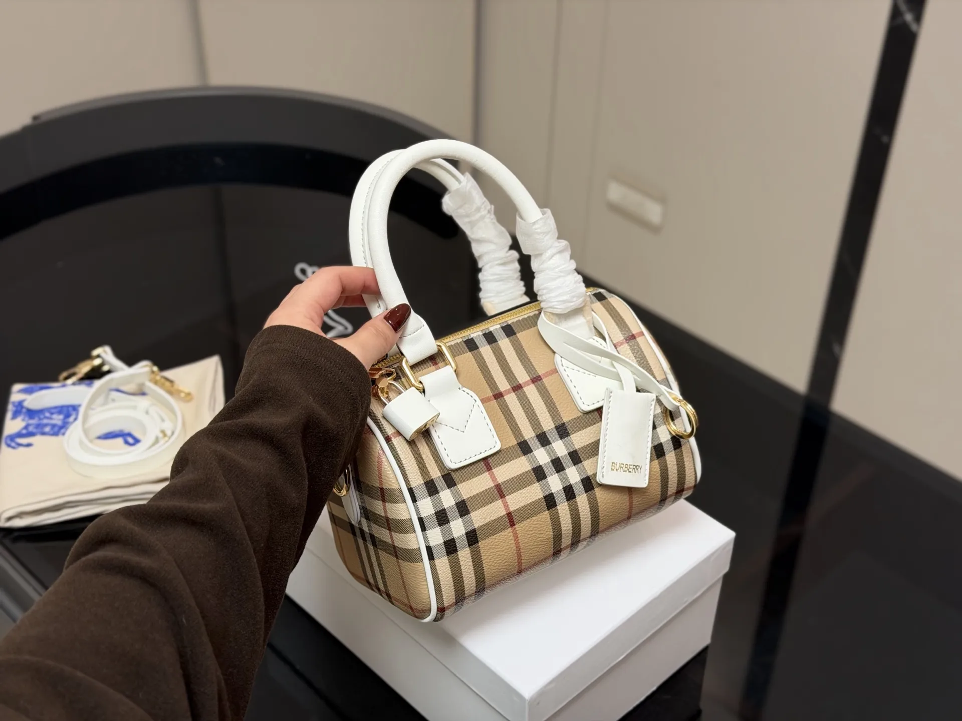 &yen;160 配盒 size:20.13cm 巴宝莉｜敲可爱的枕头包~ 多配色、手提斜挎随心搭配~