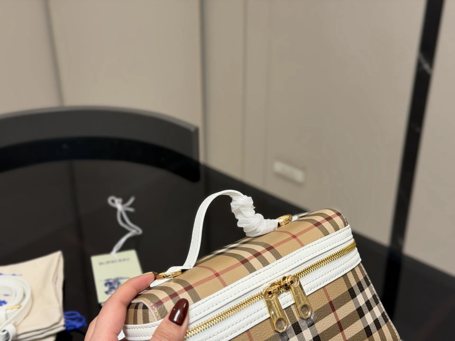 ¥170 配盒 size:20(底宽)*14cm(高) 巴宝莉LP小盒子包 性价比超高的一只格纹小盒子 真的好可爱呀 可甜可盐太可爱啦! 可以手拿可以肩背长度刚刚好