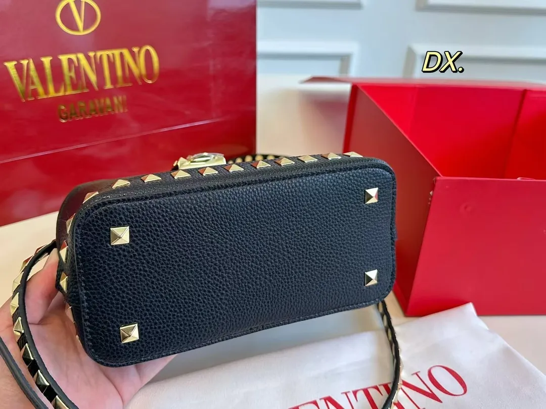 P180(折叠盒) size:21×16 VALENTINO 华伦天奴铆钉贝壳包❤️ 经典贝壳包型配有铆钉点缀✔️好 时尚的同时兼具实用手提功能! 底部铆钉装饰太高级了 细节感满🈵️ 稳重又不失酷帅风格✅