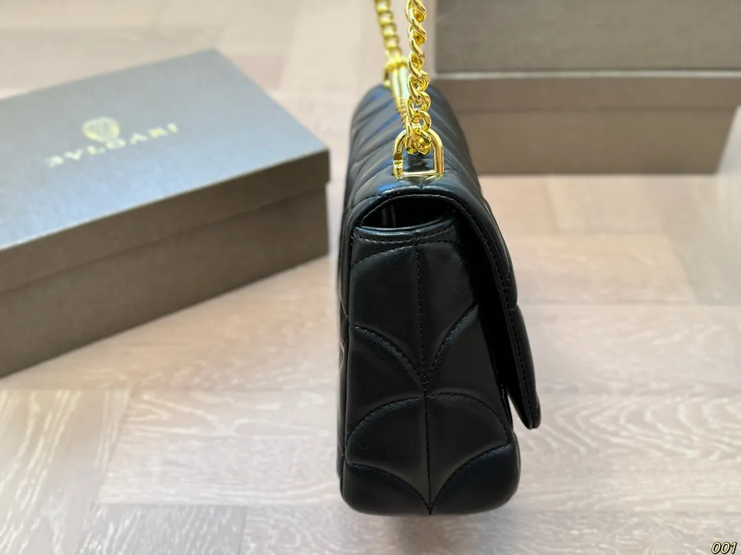 ¥140配盒 宝格丽 Bvlgari蛇头包 ⚠️顶级原单 不愧是开挂般的存在 包身轻便 百搭 给予满满的高级感 尺寸23 16