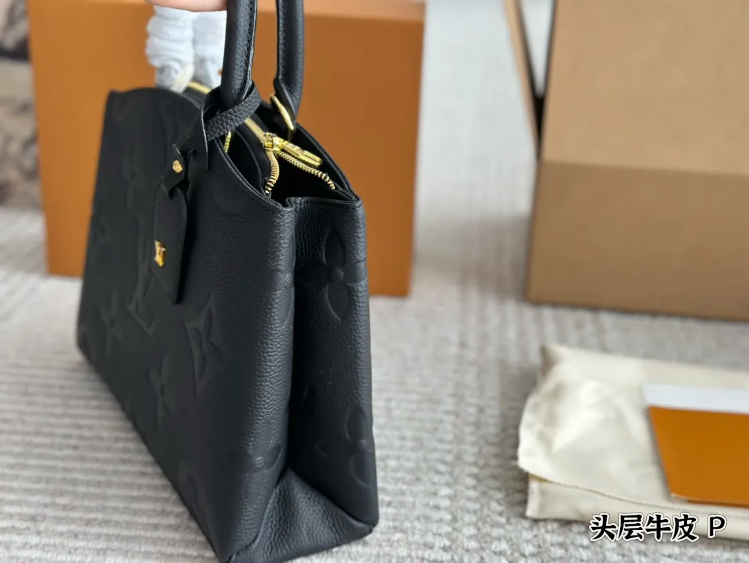 p220 全套包装🎁 这款是2021年的新款但是是经典老花,是国庆才上 新的款式。Petit Palais Tote包取材Monogram帆布,搭配天然皮革。行李牌的挂锁精致我觉得很可爱。可以手提也可以斜挎单肩,比较实用。29cm 折叠礼盒🎁