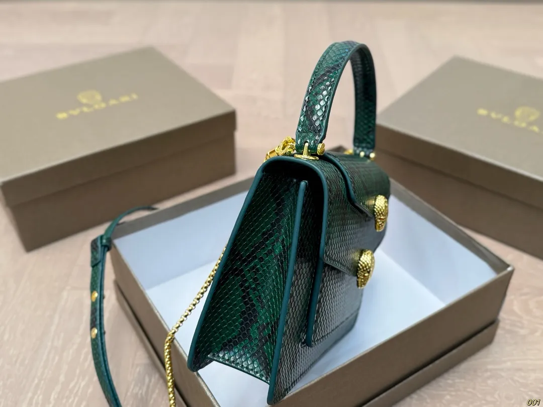 ¥150配盒 宝格丽 Bvlgari蛇头包 ⚠️顶级原单 不愧是开挂般的存在 包身轻便 百搭 给予满满的高级感 尺寸21 15