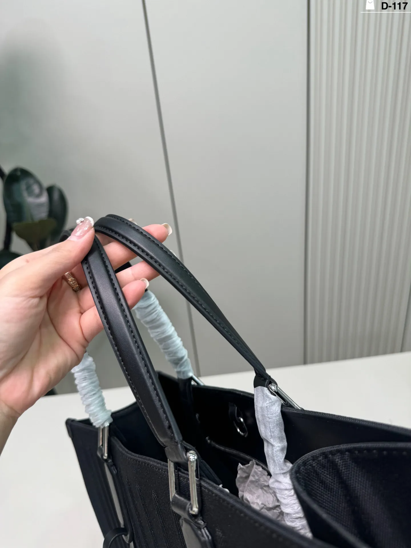 💰p265 D-117尺寸41&times;32 RIMOWA Never Still日默瓦托特包 简约大气，商务or休闲都能轻松驾驭。 还附可拆卸小袋，收纳超方便~