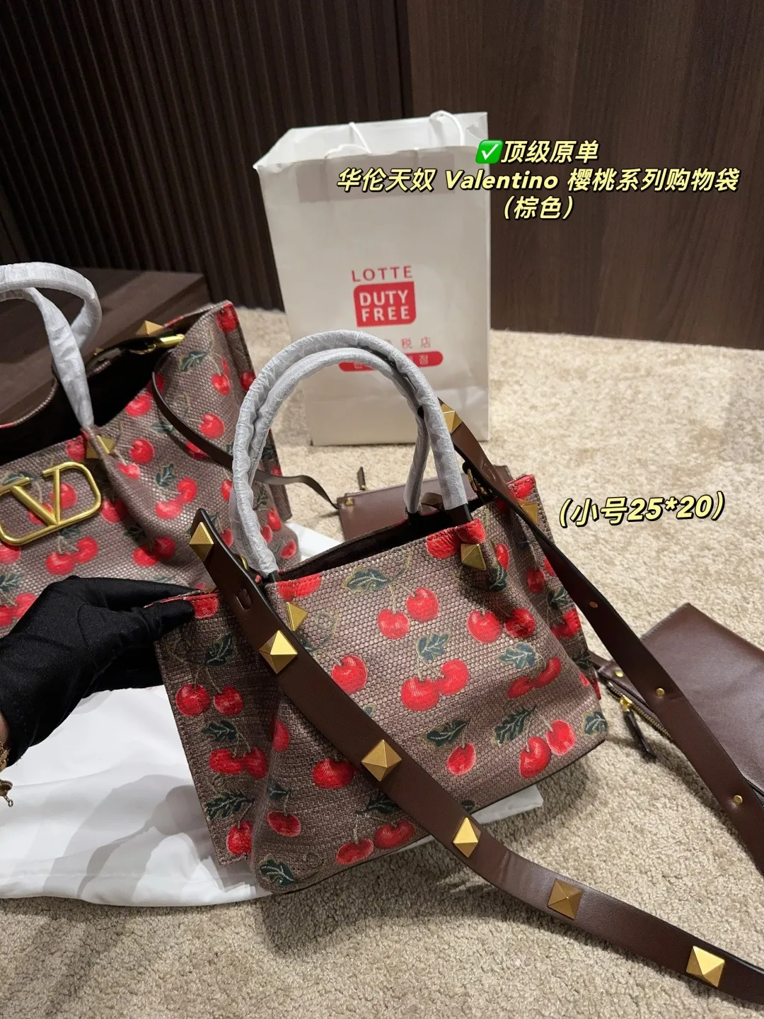 ✅顶级原单 大号p220配盒⚠️尺寸37.23 小号p205配盒⚠️尺寸25.20 华伦天奴 Valentino 樱桃系列购物袋 上面鲜艳欲滴的樱桃搭配墨绿枝叶，复古田园风扑面而来，仿佛一秒穿越到浪漫田园🍃 棕色皮革包边精致得不行，标志性的金属&ldquo;V&rdquo;扣更是吸睛利器，质感瞬间拉满，高级感爆棚✨这包包超百搭，搭小裙子，甜美气质尽显；配休闲装，又能展现酷帅一面，分分钟点亮整体造型。背它出门，你就是人见人爱的甜酷女孩